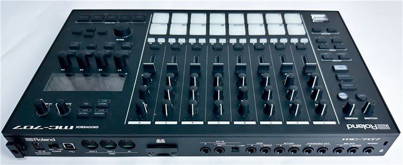 Roland MC-707 Groove box