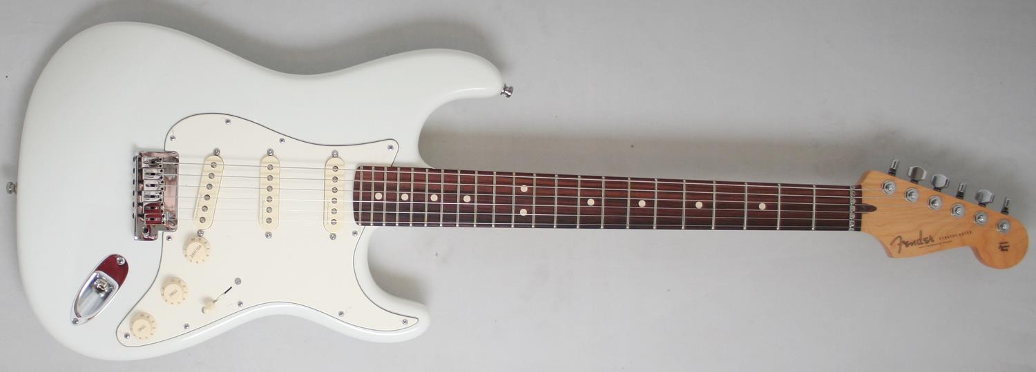 White stratocaster. Fender Jeff Beck Stratocaster (Custom shop) Olympic White. Fender Custom shop Jeff Beck. Fender Jeff Beck Stratocaster Olympic White. Jeff Beck Stratocaster кастом шоп.