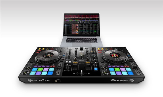 Pioneer DDJ-800, view with Laptop